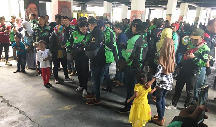 Ratusan driver Go-Jek saat menghadiri Gathering dan Ulang Tahun Community Ojol Jember (COJ) pertama di Jakcloth Kecamatan Patrang, Jember, Jawa Timur. 