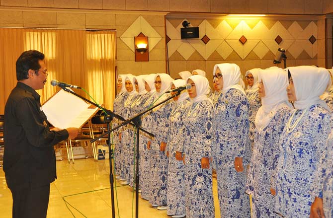 Wabup Moh. Qosim ketika memimpin ikrar pengurus Iwapi Kabupaten Gresik.
