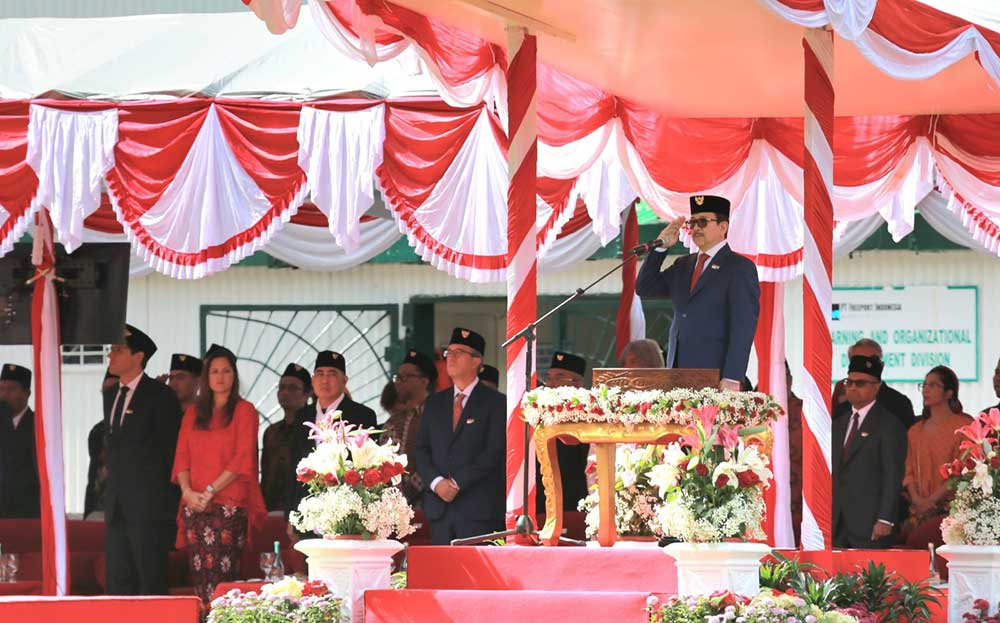 Presiden Direktur PT FI, Tony Wenas, memimpin upacara pengibaran bendera merah putih memperingati HUT ke-79 Kemerdekaan RI di Tembagapura, Papua Tengah. Foto: Ist.