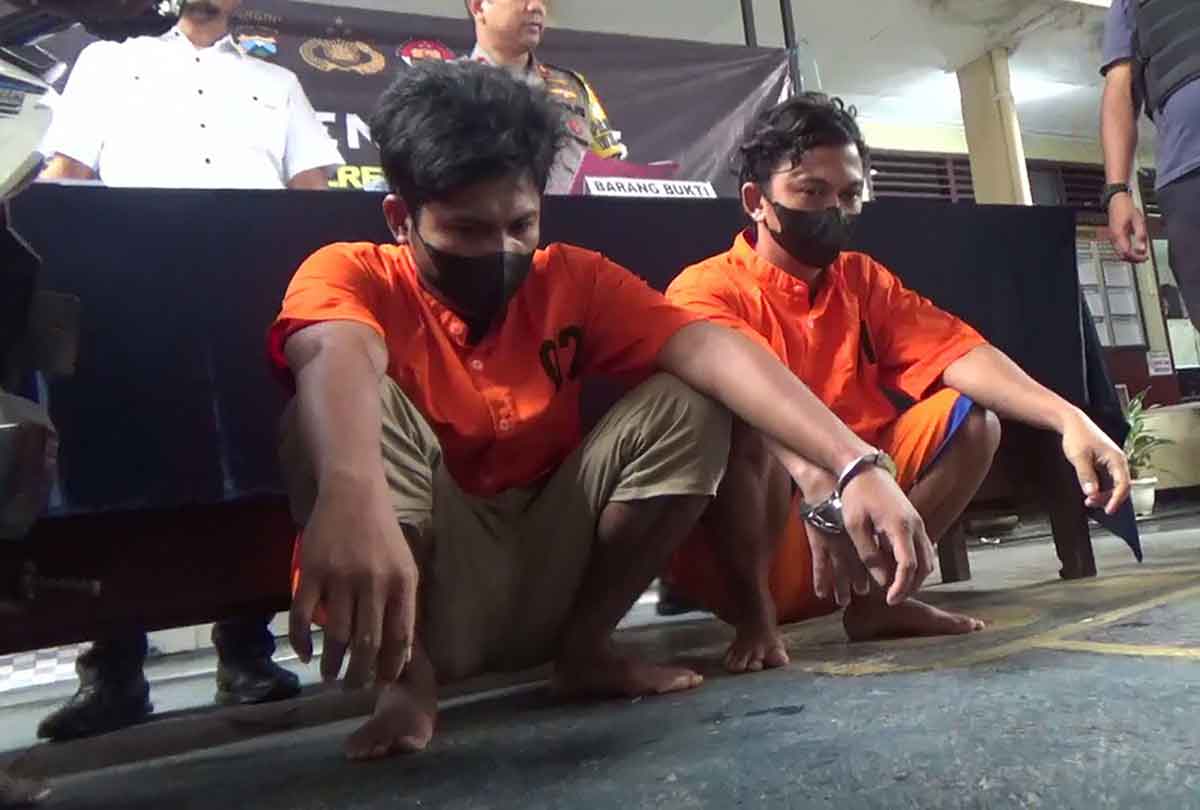 Pelaku penjambretan kalung bernama Ardiansyah dan Guntur Pamungkas asal Tengger Rejo Mulyo, Benowo, saat diamankan Polsek Tandes.