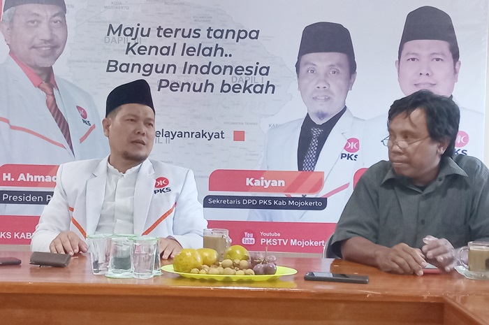 Ketua DPD PKS Imam Sutarso didampingi Sekretaris DPD PKS Kabupaten Mojokerto Kaiyan.