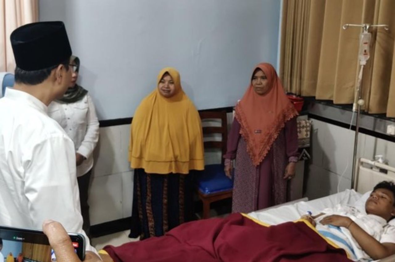 Syailendra Haical atau Haikal (13) santri yang selamat setelah dua hari tertimbun reruntuhan musala Ponpes Al Khoziny Sidoarjo. Foto: Detik.com