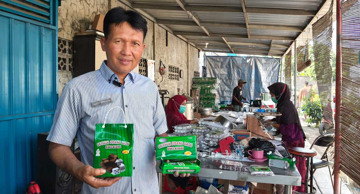 Gatot Siswanto saat menunjukkan produk baru, yakni Gethuk Pisang Dadu. Foto: Ist