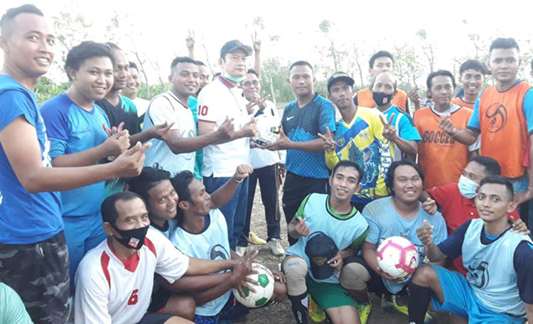 Yuhronur Efendi saat bersama generasi muda pecinta bola voli.  (foto: ist)