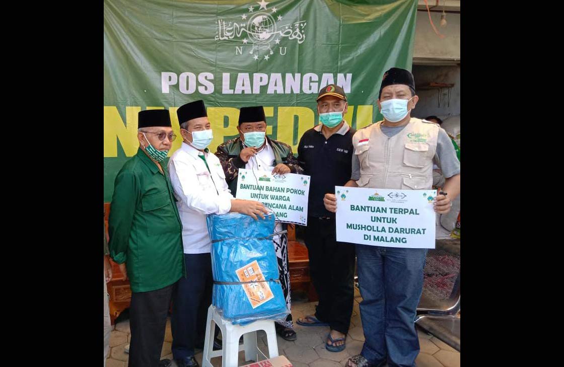 Yusub Hidayat, Ketua LAZISNU Kota Surabaya menyampaikan langsung bantuan untuk korban gempa Malang di Pos Lapangan NU Peduli kepada Ketua PCNU Kabupaten Malang, dr. Umar Usman. foto: istimewa.