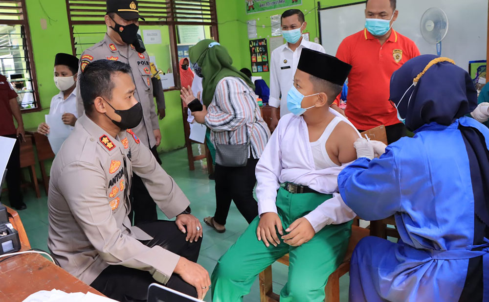 Kapolres Madiun Tinjau Vaksinasi Anak di MI Al Amin