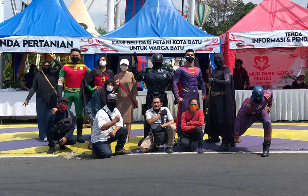 Anggota Laskar Foundation Jatim Park Group saat membagikan ribuan paket sembako dengan mengenakan kostum ala superhero Marvel dan DC Comics. 