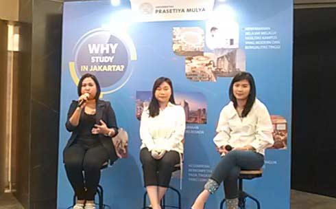 Manager Marketing Universitas Prasetya Mulya Elga Fransisca (kiri) bersama dua alumni yang sukses berkarir di bidangnya. Rizki Daniarto/ bangsaonline.com 