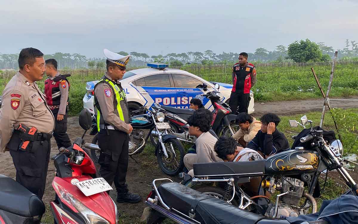 Petugas saat mengamankan pelaku balap liar. Foto: Ist