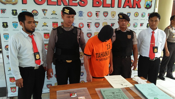 Pelaku saat dirilis oleh Tim saber pungli Polres Blitar.