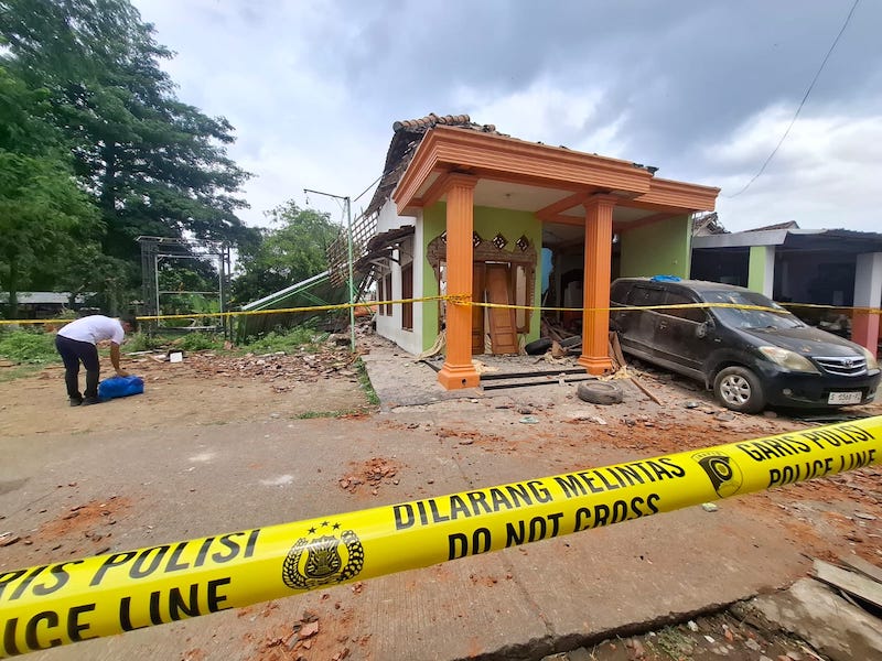 Kondisi rumah anggota Polsek Dlanggu Mojokerto usai terjadinya ledakan