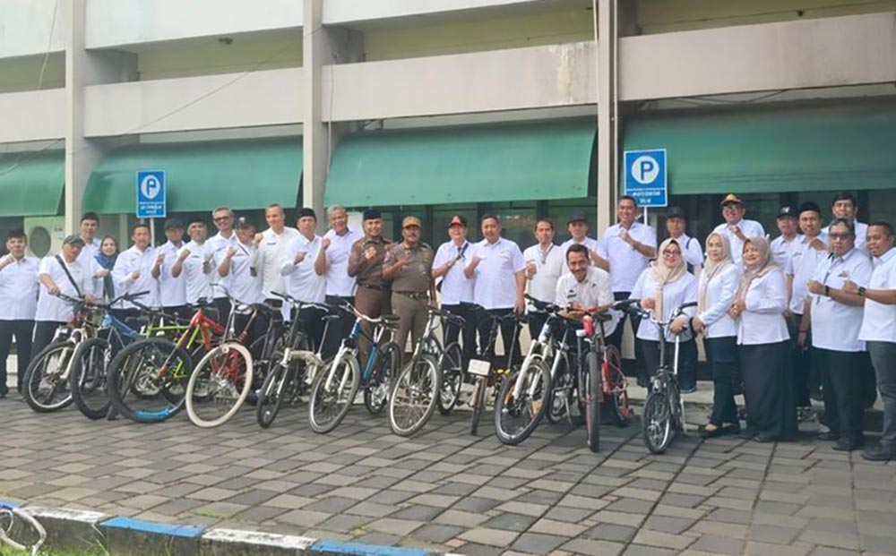 ASN Pemkab Bangkalan foto bersama di hari pertama masuk kerja menggunakan sepeda pancal, Rabu (25/3/2026).