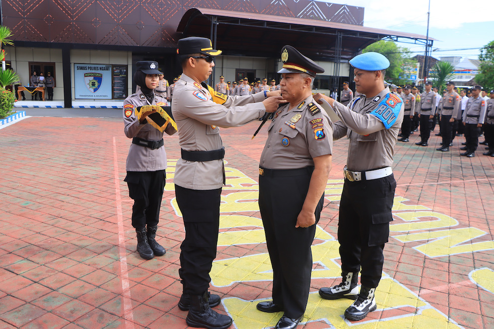 Upacara kenaikan pangkat pengabdian yang dipimpin Kapolres Ngawi