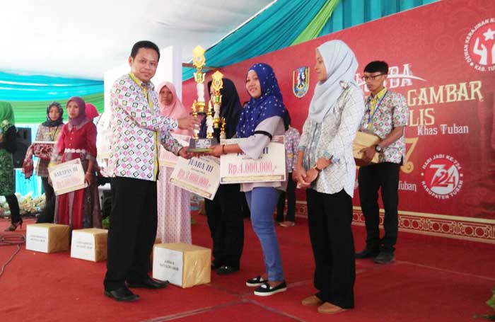 Agus Wijaya saat memberikan hadiah kepada pemenang lomba cipta motif batik tulis.