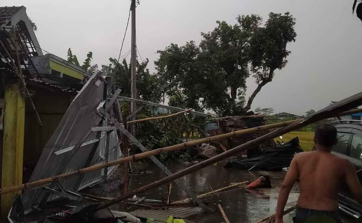 Rumah warga di Desa Balongmojo, Kecamatan Puri, Kabupaten Mojokerto, yang rusak akibat hujan disertai angin kencang.