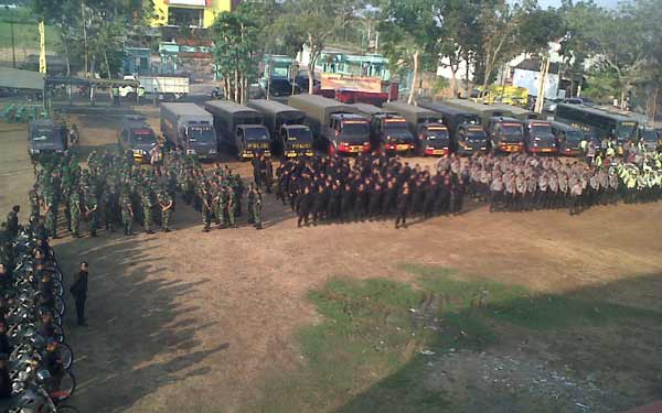 Petugas gabungan saat apel pengamanan lokasi pengesahan anggota PSHT di Gor Lembu Peteng. foto: feri/BANGSAONLINE