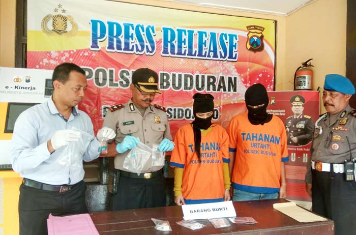 Sejoli yang ditangkap di kamar kost di Desa Desa Siwalanpanji Buduran, Sidoarjo.