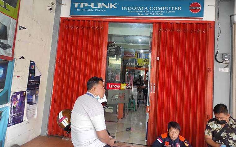 Polisi sedang melakukan olah TKP di toko komputer di Jalan Semeru Kota Blitar yang disatroni maling, Kamis (17/6/2021).