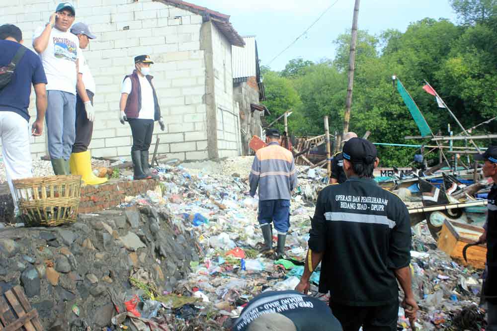 Wali Kota Pasuruan, Adi Wibowo (menggunakan masker dan rompi) saat kegiatan kerja bakti. (Ist)