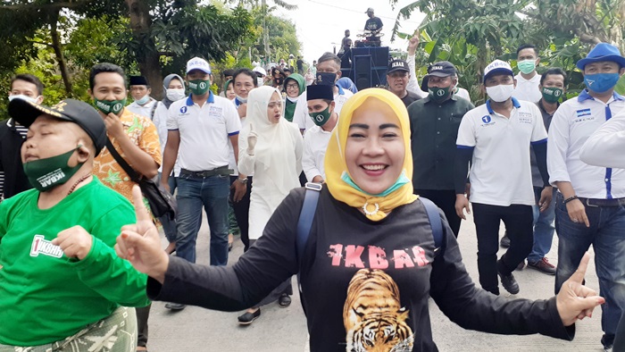 Dokter Ikfina dan Gus Barra disambut hangat masyarakat.