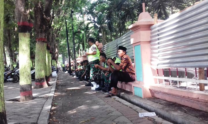 Para petugas dari TNI/Polri dikerahkan untuk berjaga-jaga mengantisipasi adanya isu aksi demo massa.