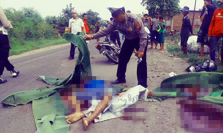 Kedua korban saat hendak dievakuasi petugas.