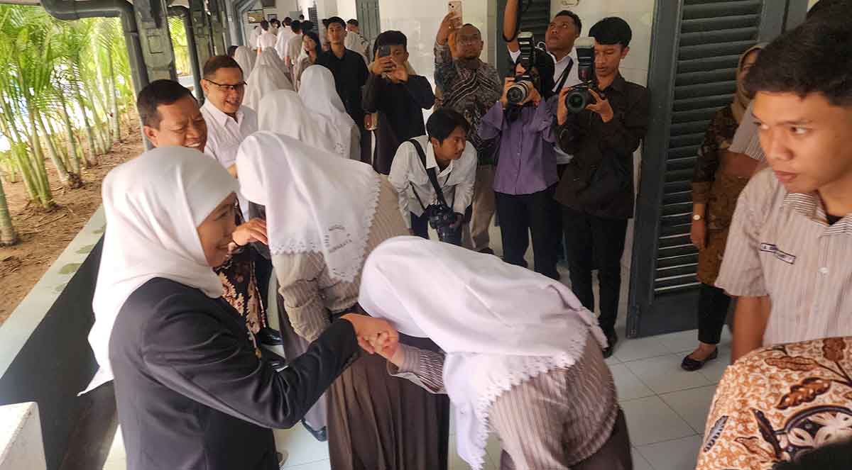 Gubernur Khofifah saat bertemu para pelajar yang mengikuti TKA atau tes kompetensi akademik.