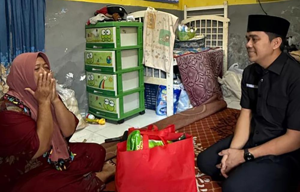 Tangis Haru Warnai Kunjungan Zaini ke Rumah Istri Almarhum Ketua PAC PDIP di Pohjentrek