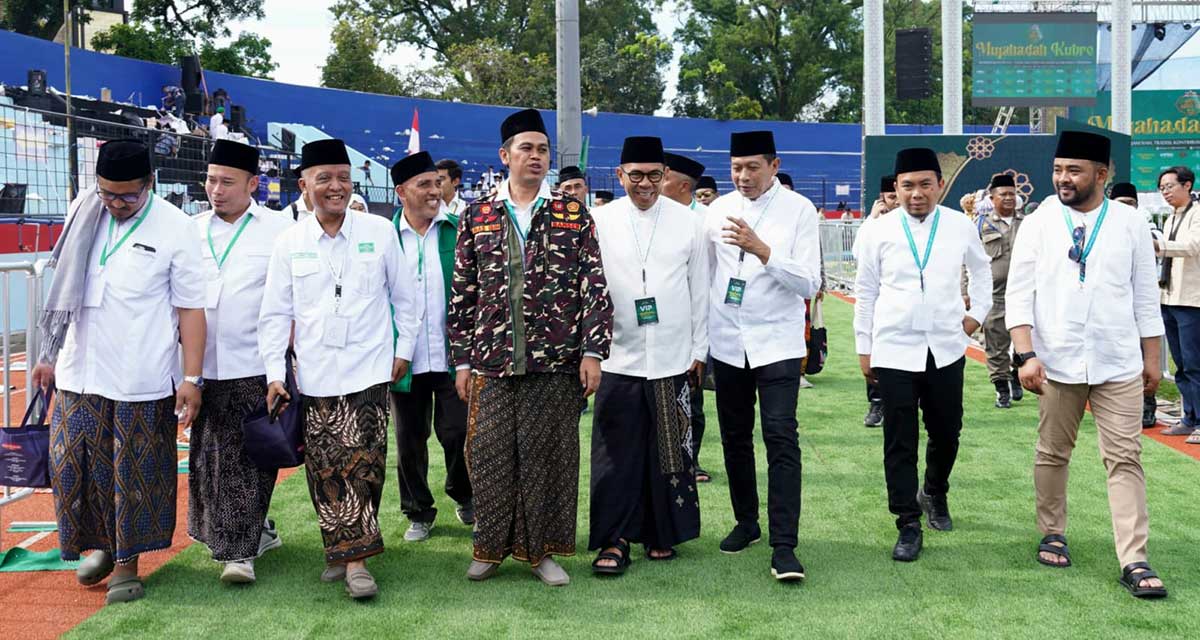 Wali Kota Batu bersama rombongan ketika menghadiri puncak 1 Abad NU di Malang.