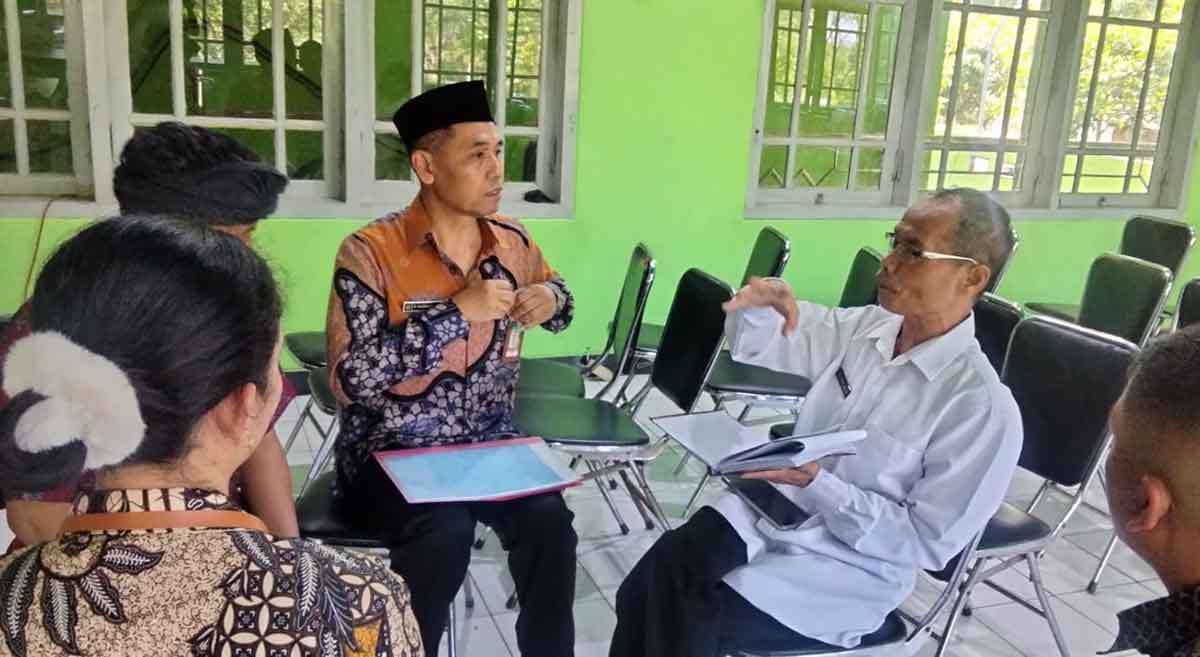 Koordinasi teknis antara perwakilan Kemenag dan Kantah Kabupaten Pasuruan.