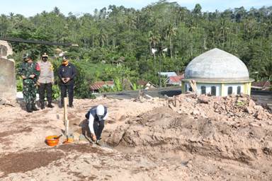 Gubernur Jawa Timur Khoifah Indar parawansa melakukan peletakan batu pertama pembangunan rumah sementara di lokasi terdampak gempa yang ada di Desa Jogomulyan, Kecamatan Tirtoyudo, Kabupaten Malang, Sabtu (17/4). Foto: ist