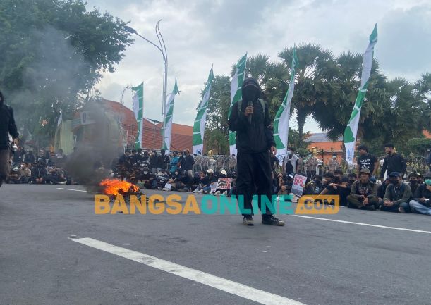 Orasi yang dilakukan di depan Gedung Negara Grahadi dalam aksi Tolak UU TNI, Senin (24/3/2025). Foto: Novandryo/BANGSAONLINE