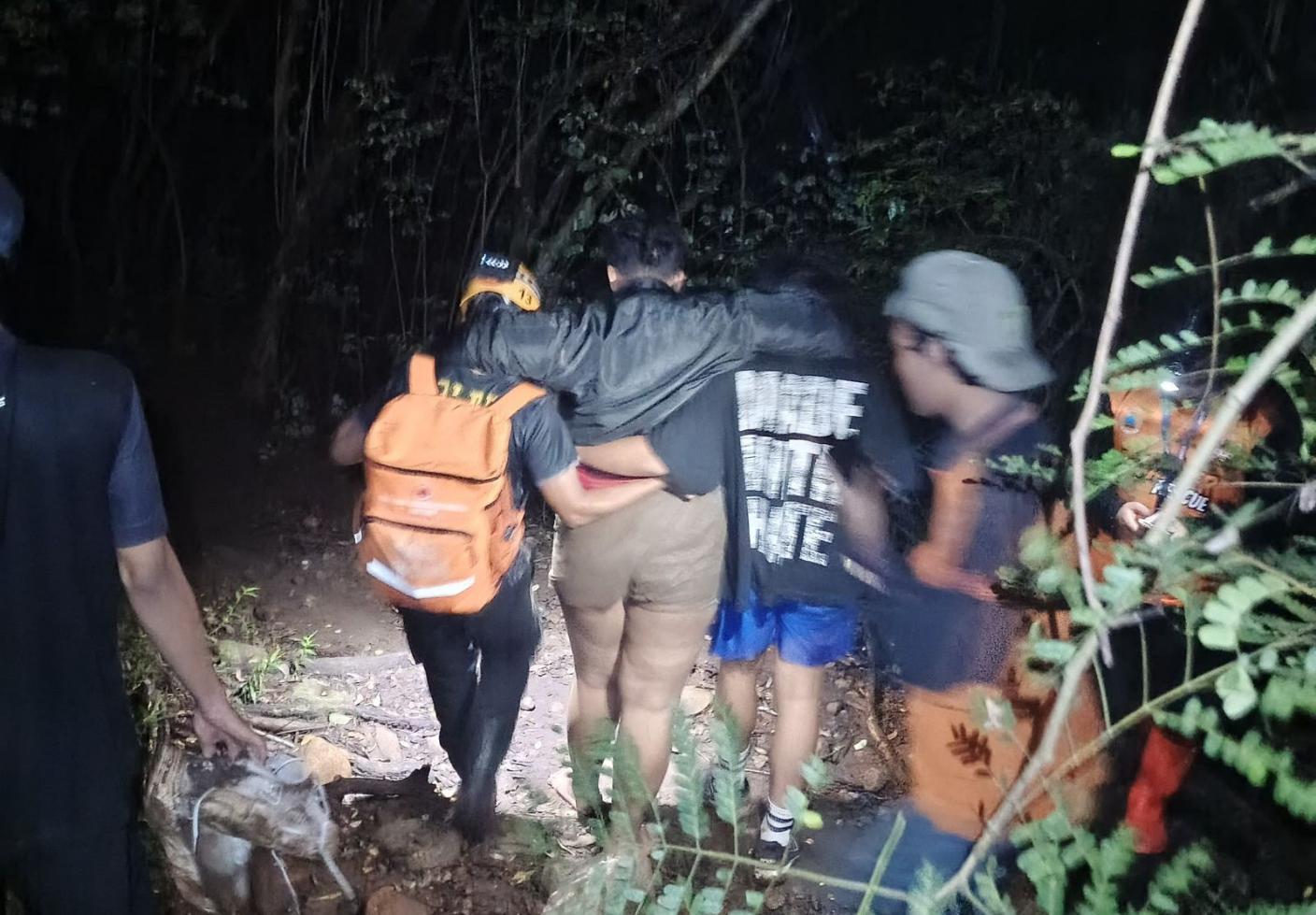 Tim Gabungan saat menuntun Novian menuruni Gunung Klotok. (Ist)