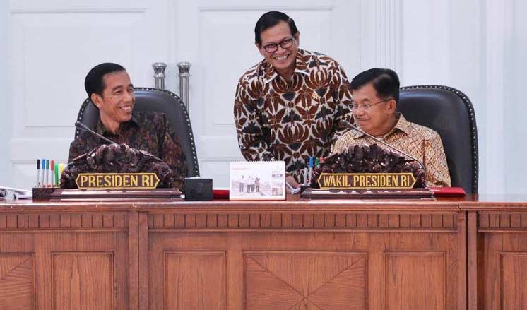 Presiden Jokowi berbincang dengan Wapres Jusuf Kalla (JK) dan Seskab Pramono Anung, di Istana Negara, Jakarta. foto ilustrasi/detik