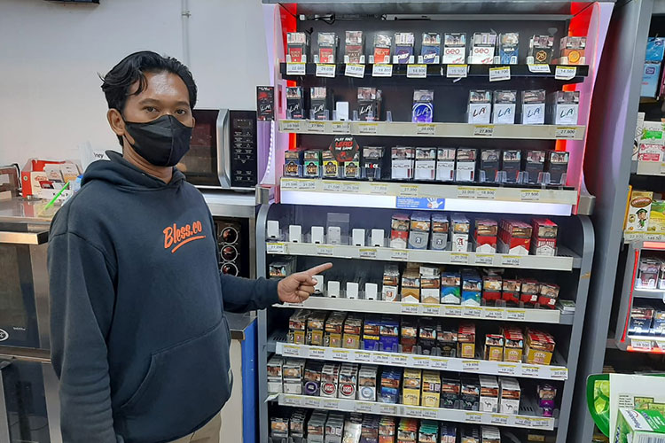 Salah satu petugas menunjukan rokok yg sdh di ambil pelaku, Senin (19/9/2022)