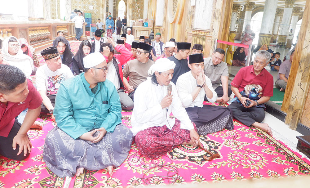 Kunjungan ke Bangkalan, Kaesang Ziarah ke Makam Syaikhona Kholil hingga Futsal