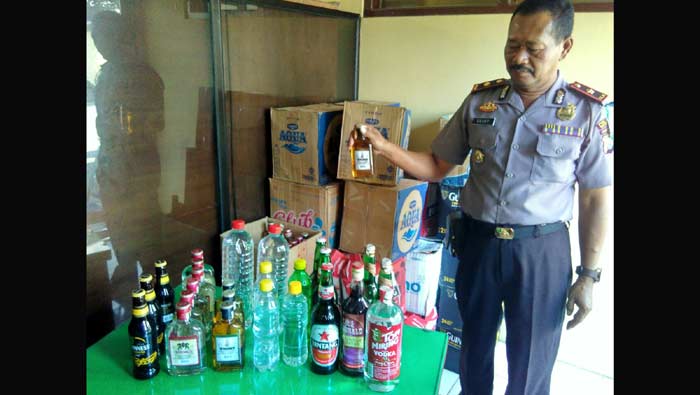 Petugas menunjukkan barang bukti hasil penggerebekan. foto: catur andy/ BANGSAONLINE