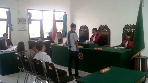 Suasana sidang dengan tersangka pemilik pabrik air minum ilegal. foto: Suwandi/BangsaOnline