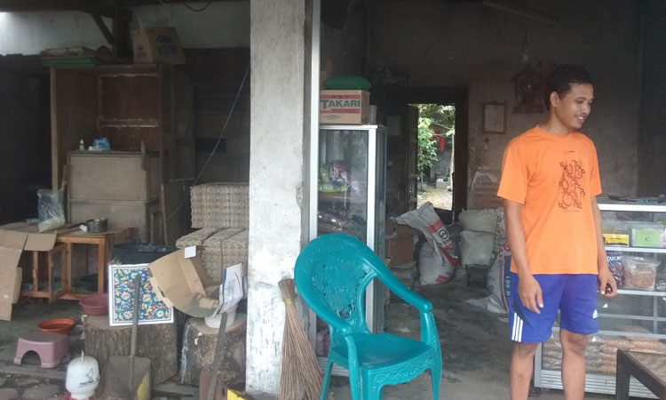 Rumah Bahrudin Hidayat, tempat ia memarkir mobilnya yang kini hilang dicuri maling.