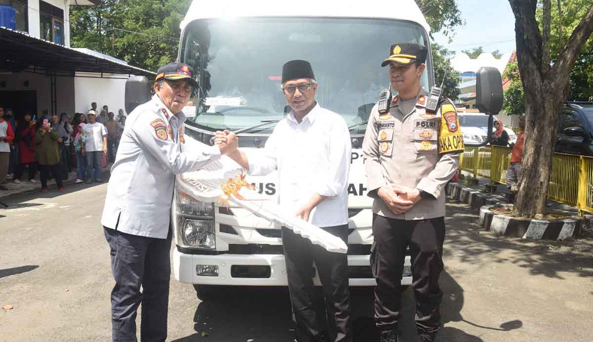 Kepala Dishub Kota Kediri, Didik Catur (kiri), saat menerima 1 unit micro bus dari Wakil Wali Kota Kediri, Gus Qowim. Foto: Ist