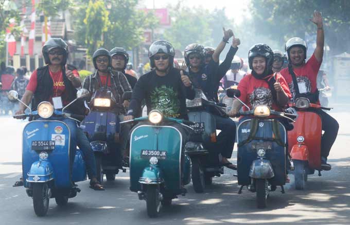 Wali Kota Abdullah Abu Bakar (tengah) saat menaiki Vespa keliling Kota Kediri.