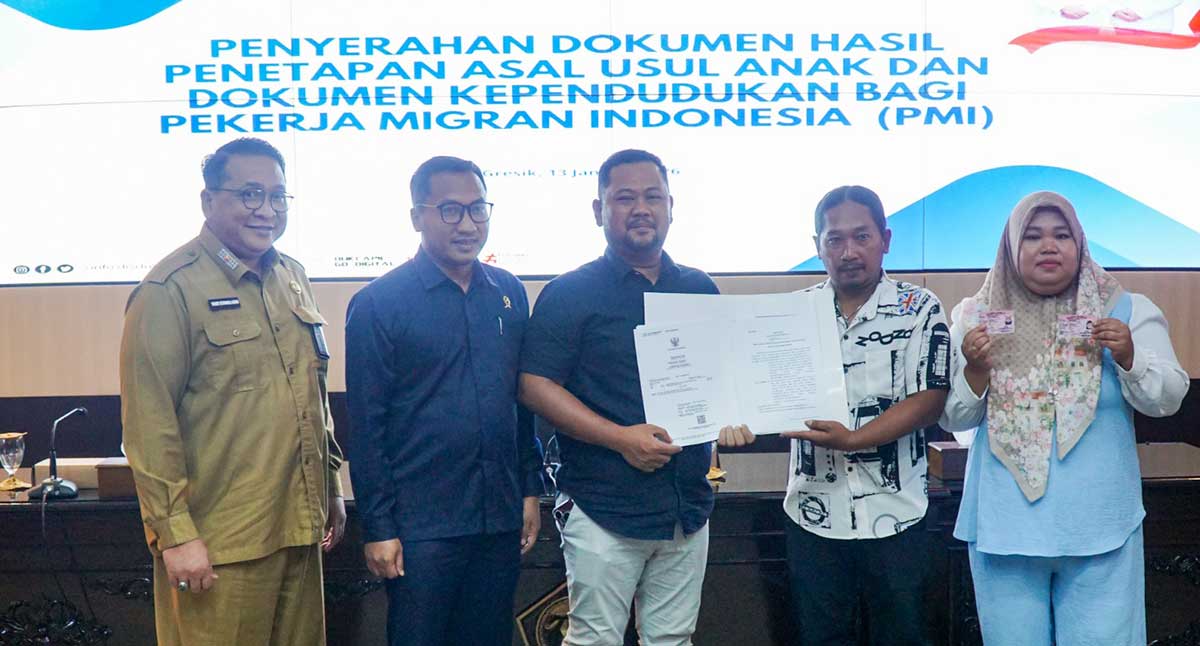 Bupati Gresik didampingi Ketua Pengadilan Agama saat menyerahkan dokumen kependudukan bagi PMI atau Pekerja Migran Indonesia. Foto: Ist

