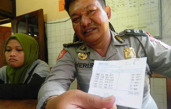 Petugas menunjukkan nomor-nomor yang dikirimi pulsa, serta Nely, si korban penipuan. Foto: zainal abidin/BANGSAONLINE