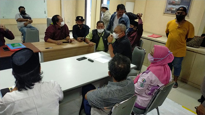 Suasana saat LSM Pantura Bersatu menggeruduk Desa Pekoren, Kecamatan Rembang, Kabupaten Pasuruan.