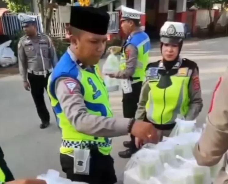  Personel Satlantas Polres Baubau  saat bagi-bagi takjil di Jalanan Kota Baubau, Sulawesi Tenggara. Foto: suara merdeka.com 