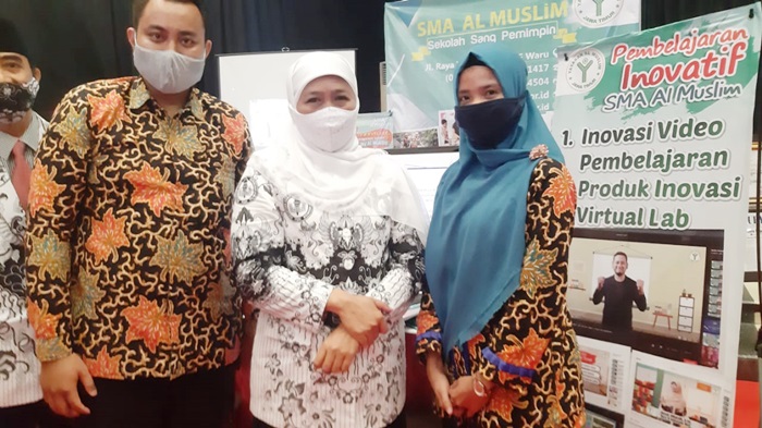 TINJAU: Gubernur Jatim saat meninjau stan SMA Al Muslim di pameran Inovasi Teknologi Pembelajaran, Senin (23/11). foto: ist.