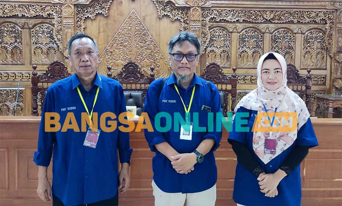 Ketua PWI Kediri terpilih periode 2024-2027, Bambang Iswahyoedhi (tengah), didampingi Misono selaku sekretaris dan bendahara, Sulistiyani. Foto: MUJI HARJITA/BANGSAONLINE
