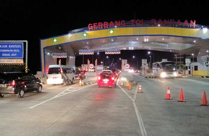 Jalan Raya Surabaya -  Malang padat pemudik pada sore hari menjelang malam. foto: ANDY/ BANGSAONLINE
