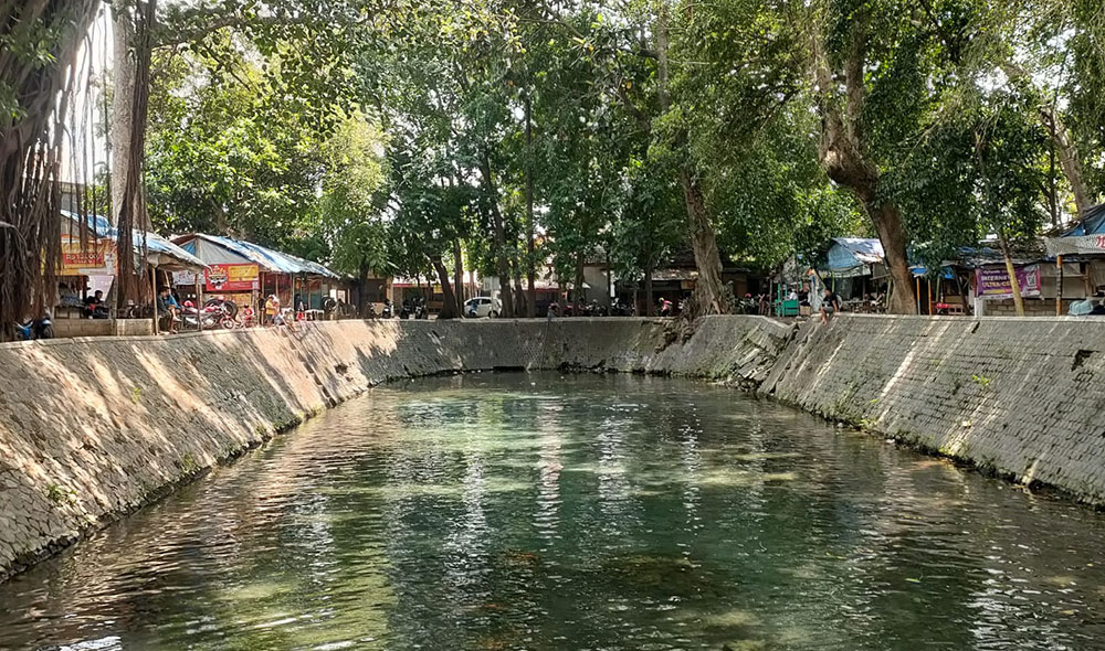 Sumber Dlopo di Desa Karangrejo, Kecamatan Ngasem, Kabupaten Kediri. Tampak dinding plengsengannya banyak yang rusak. Foto: MUJI HARJITA/ BANGSAONLINE