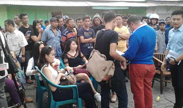 Pengacara warga Kalijodo, Razman Arif Nasution (kaos hijau celana merah) membelakangi kamera tampak berdialog dengan warga sebelum memberikan keterangan pers di kawasan Kalijodo, Kamis (18/02/2016). foto: rakisa/ BANGSAONLINE

